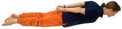 Kobravariation: Hände hinter dem Gesäß falten und Brustkorb heben. Stärkt die Rückenmuskeln.