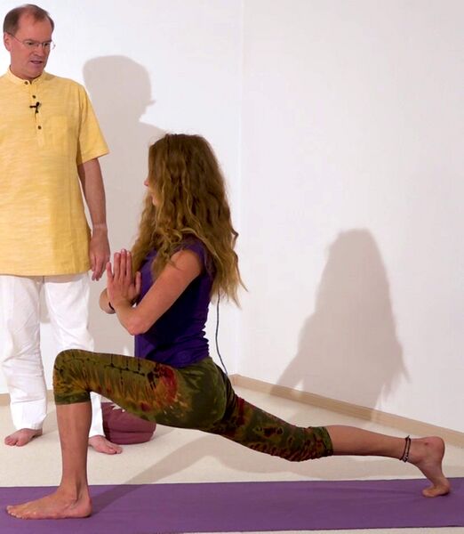 Datei:Tiefer Ausfallschritt Yoga Stellung 5.jpg