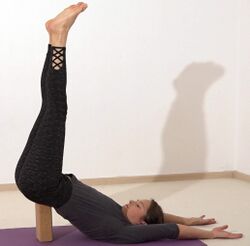 Schulterstand auf Yoga Block - Viparita Karani Mudra 2.jpg