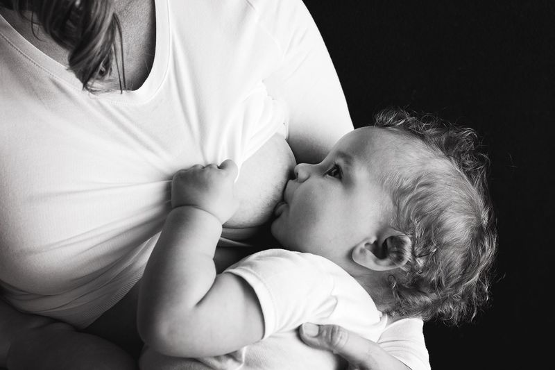Datei:Breastfeeding-Baby-Stillen.jpg