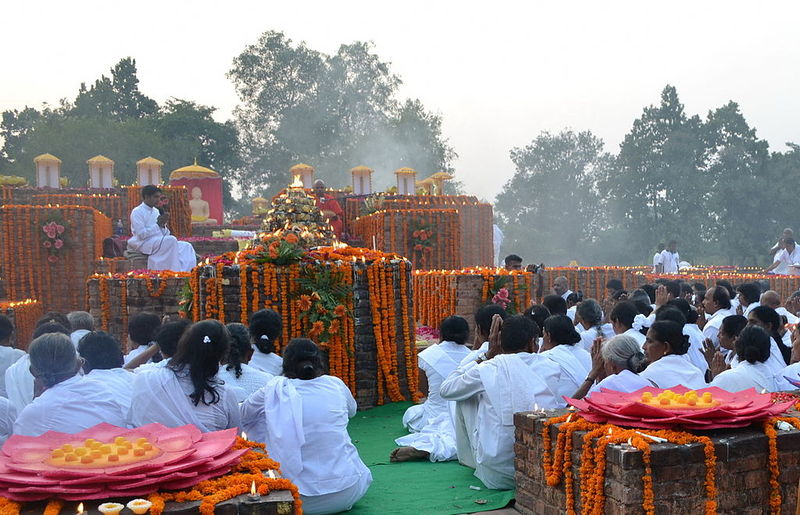 Datei:Puja Vesak Buddhismus Ritual Fest.jpg