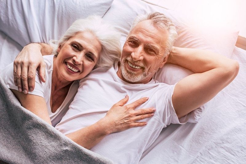 Datei:Paar Senioren Bett Alter Liebevoll Lachen.jpg