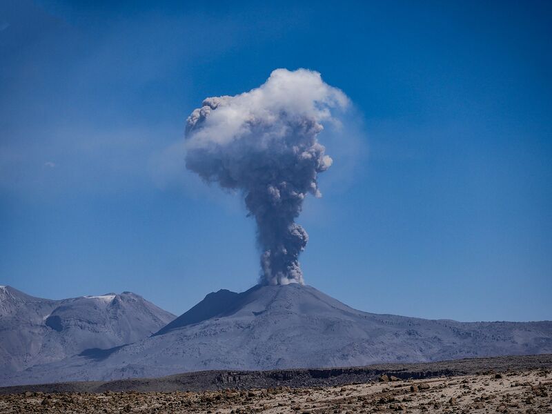 Datei:Vulkan Eruption Ausbruch Asche.jpg
