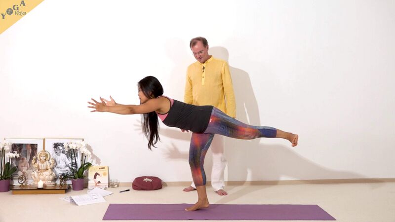 Datei:Wadenmuskeln staerken mit Yoga-Uebungen 1.jpg