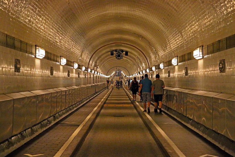 Datei:Elbe-Tunnel.jpg