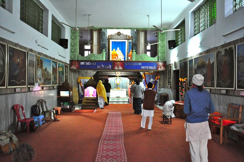 Datei:Samadhi Hall-Sivananda Ashram-Rishikesh-Blick auf Samadhi-Schrein.jpg