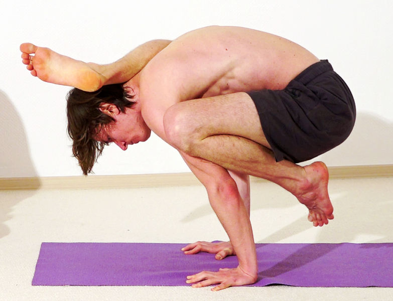 Datei:476-Eka-Pada-Shirsha-Bakasana05-26-13h29m22s881.png