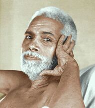 Ramana Maharshi mit an die Schläfe gelegter Hand.
