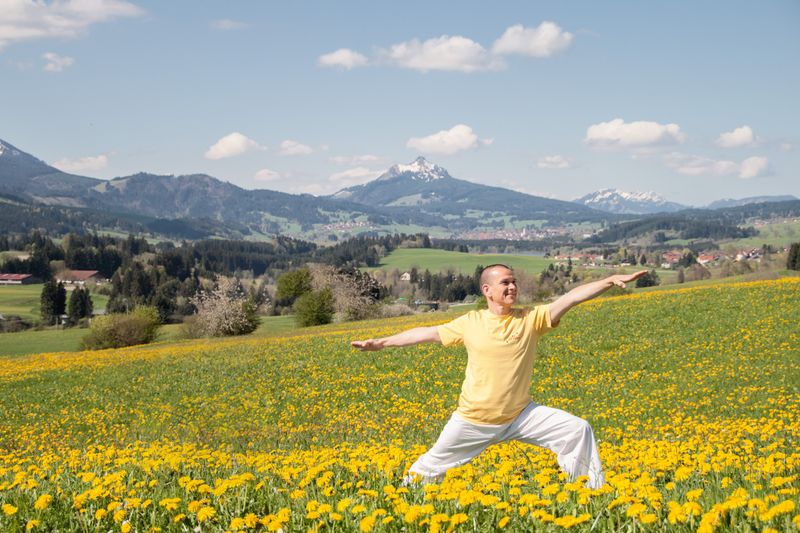 Datei:Yoga Vidya Allgäu Ashram Berge Urlaub Ferien Frühling.jpg