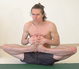 Deva Garbhasana AL 2141 Variation 3 als Mahabhadrasana.png