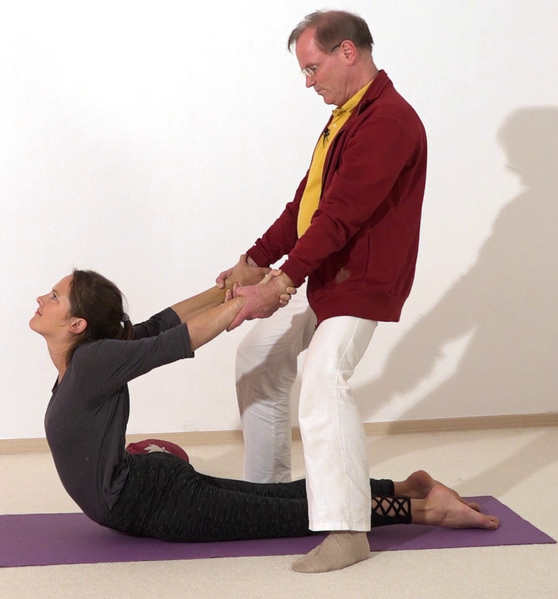 Datei:Fortgeschrittene Kobra Hilfestellungen - Yoga Vidya Bodywork 2.png