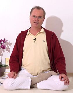 Meditationshaltungen 2 Ardha Padmasana.jpg
