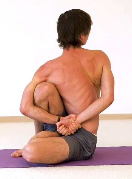 Datei:Dem Weisen Marichi gewidmete Stellung - Marichyasana - Yoga Pose 2.jpg