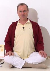 20. Sukhasana, der Schneidersitz, ist vermutlich unter Yoga Anfängern besonders populär als Sitzhaltung