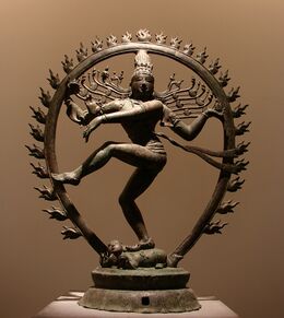 Bronzestatue Shivas als Nataraja in einem Flammenkreis.