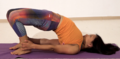 Bruecke Yoga Pose mit geschlossenen Fuessen und Knien2.png