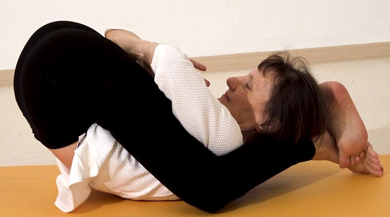 Datei:Schlafstellung des Yogi mit Namaste Mudra vor der Brust - Yoga Nidrasana Variation.jpg