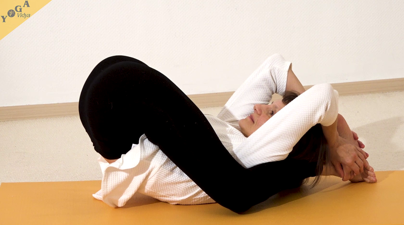 Datei:Yoga Schlafstellung mit Haenden an den Fuessen - Yoga Nidrasana Variation.png