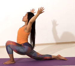 Halbmond Yoga Stellung Verschiedene Handhaltungen Anjaneyasana Variation 4 Umarmungs-Mudtra.png