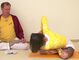 Uttana Parivritta Namaskara Padmasana, Drehende Lotushaltung mit Händen in Gebetshaltung mit leichter Vorwärtsbeuge