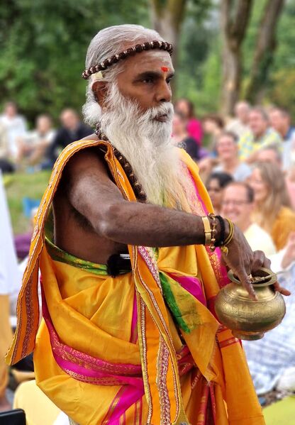 Datei:Siva-Sri-Arumugam-Paskarakurukkal-Ganesha-Chaturthi-2026.jpg