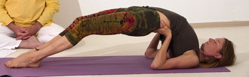 Datei:Yoga Bruecke mit gebeugten Knien 3.jpg