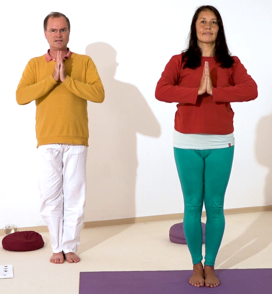 Datei:Yoga Gebetshaltung im Stehen.png