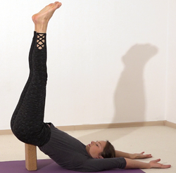 Schulterstand auf Yoga Block - Viparita Karani Mudra 2.png