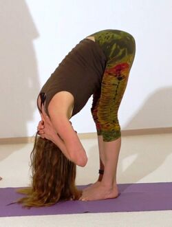Halswirbelsaeule dehnen durch Yoga 3.jpg