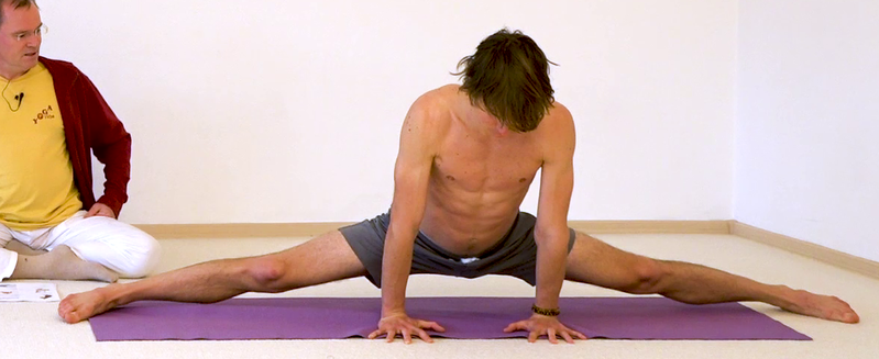Datei:Seitspagat - Seitlicher Spagat Yoga Pose 2.png