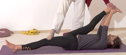 In den liegenden Spagat helfen - Yoga Vidya Bodywork 3.png