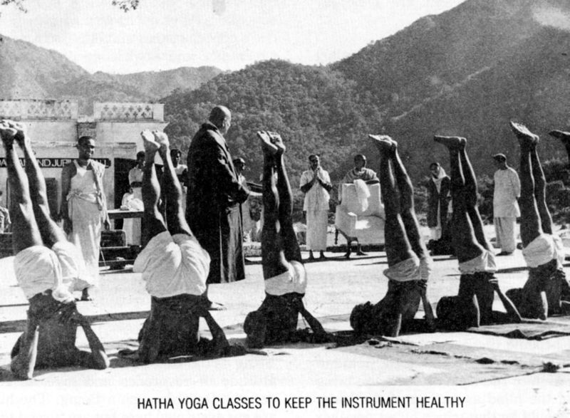 Datei:Sivananda Ashram Hatha Yoga.jpg