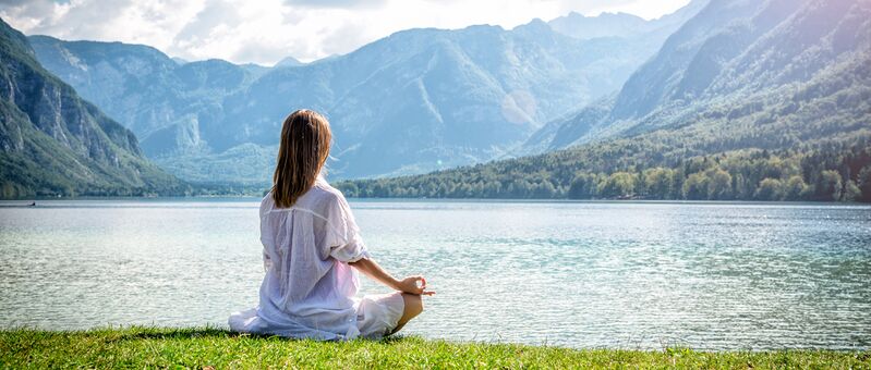 Datei:Erwartung loslassen Meditation am Bergsee.jpg