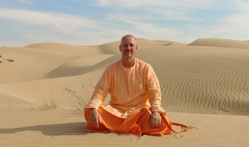 Datei:Swami Bodhichitananda in Meditations Asana.jpg