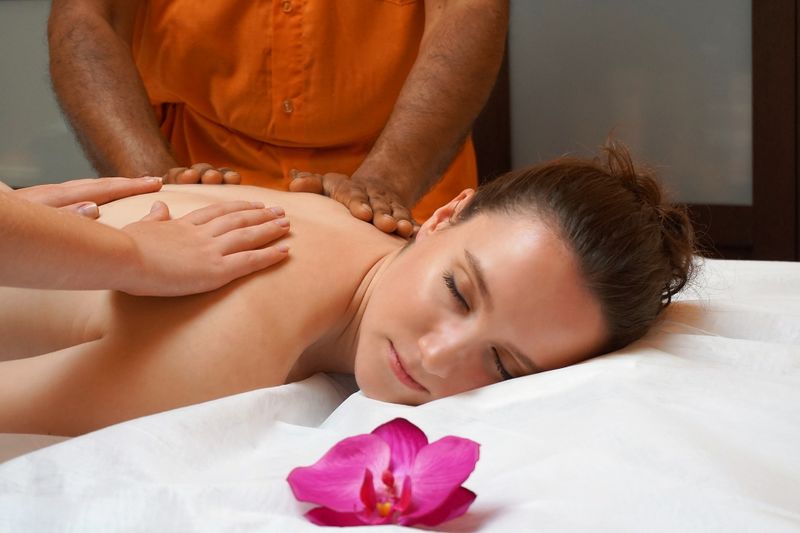 Datei:Ayurveda Wellness Enstpannung Massage Behandlung Regeneration.jpg