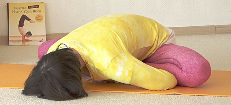 Datei:2823-Dvi-Hasta-Pada-Uttana-Baddha-konasana.jpg