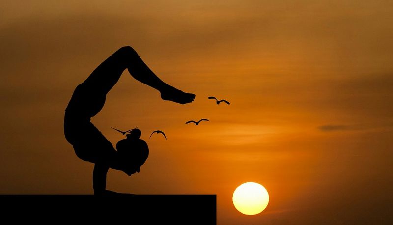 Datei:Yoga Skorpion Sport Sonnenuntergang Idylle.jpg