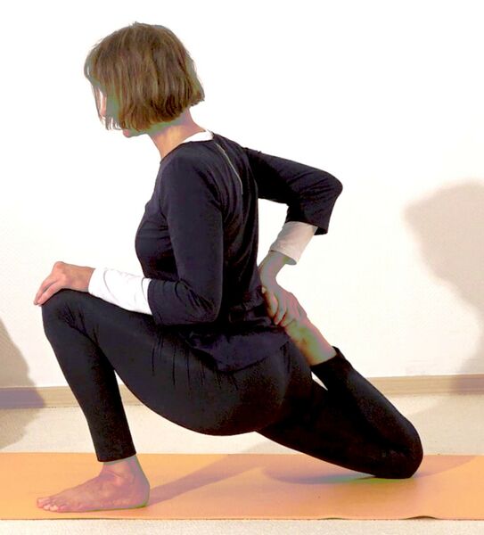 Datei:Halbmond Yoga Pose mit Fuss am Gesaess Anjaneyasana Variation Grundstellung.jpg