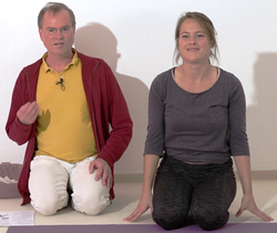 In die kniende liegende Rueckbeuge helfen - Yoga Vidya Bodywork Supta VajrasanaVajrasana 6.png