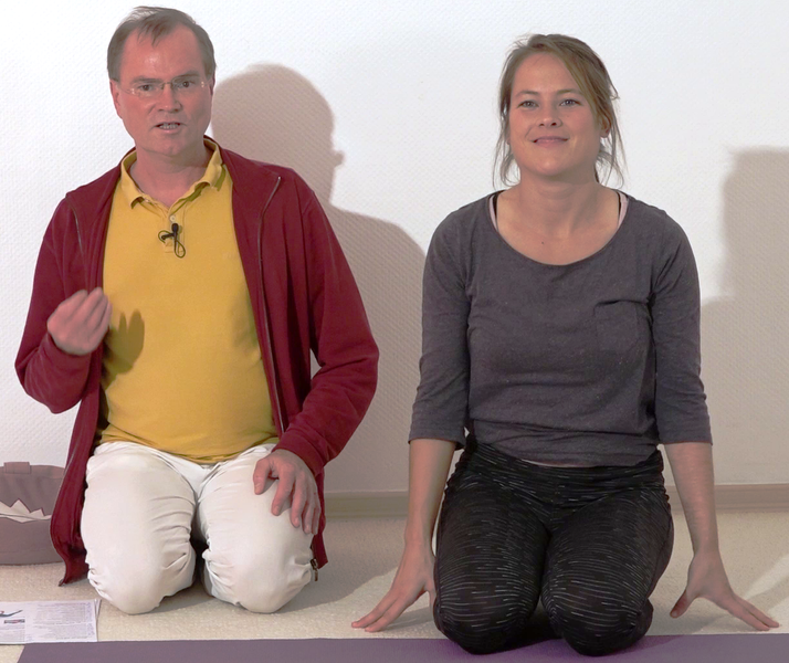 Datei:In die kniende liegende Rueckbeuge helfen - Yoga Vidya Bodywork Supta VajrasanaVajrasana 6.png