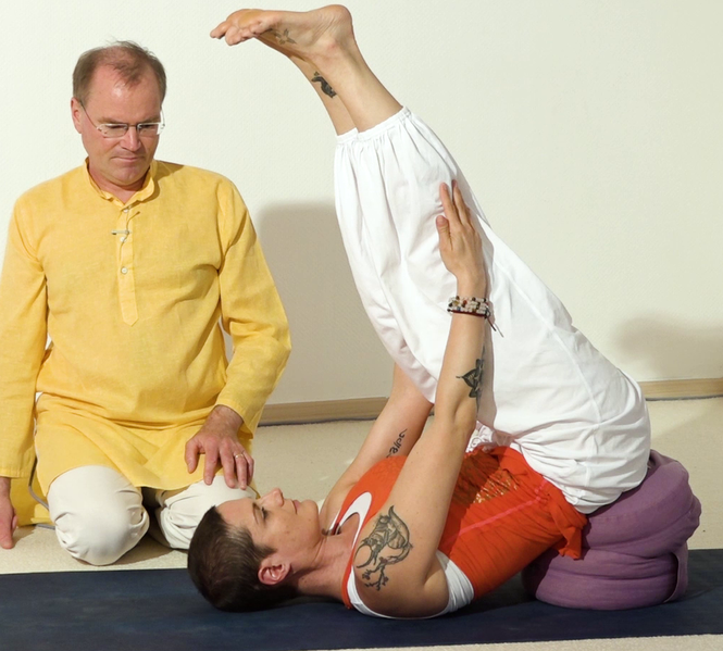 Datei:Halber Schulterstand - Yoga Asana 3.png