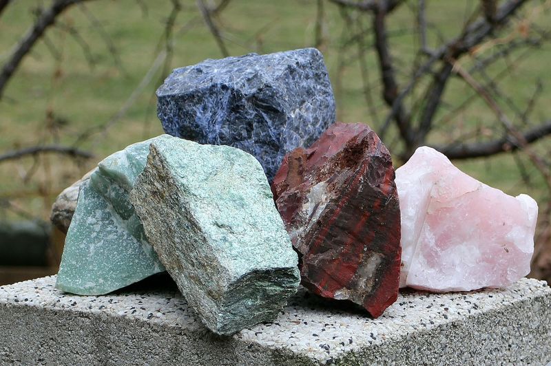 Datei:Rohmineralien Mineralien Heilsteine Halbedelsteine.jpg