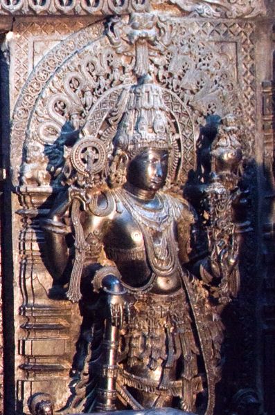 Datei:Vijaya Dvarapala von Vishnu in Chennakeshava temple Belur.jpg