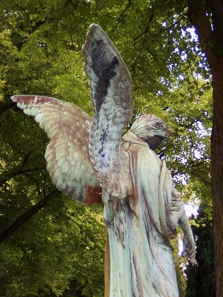 Datei:Engel Statue Flügel.jpg