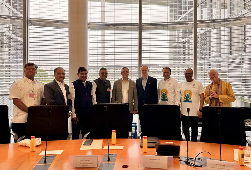 Datei:International-day-of-yoga-deutscher-bundestag-2026.jpg
