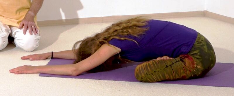 Datei:Vorwärtsbeugen 9 Yogamudrasana.jpg