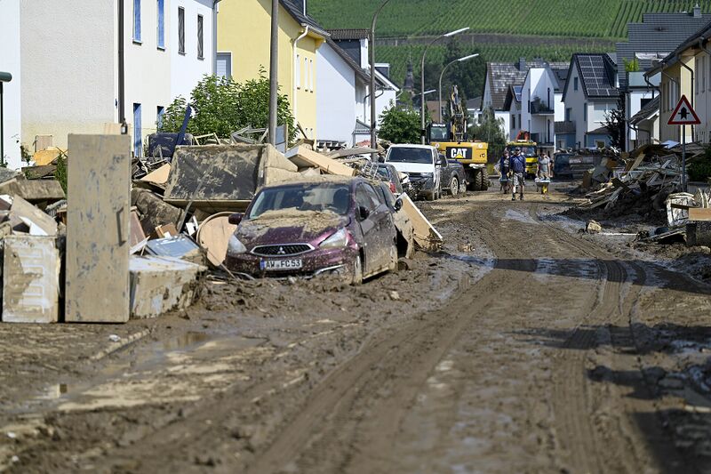 Datei:Flutkatastrophe-Ahrtal-2021-Aufraeumarbeiten-Ahrweiler.jpg