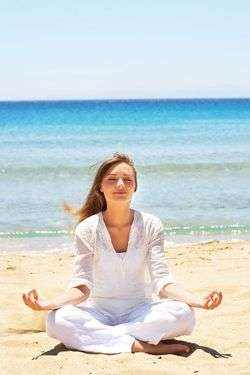 Strand-meditation-laecheln Meer Sand Frau.jpg