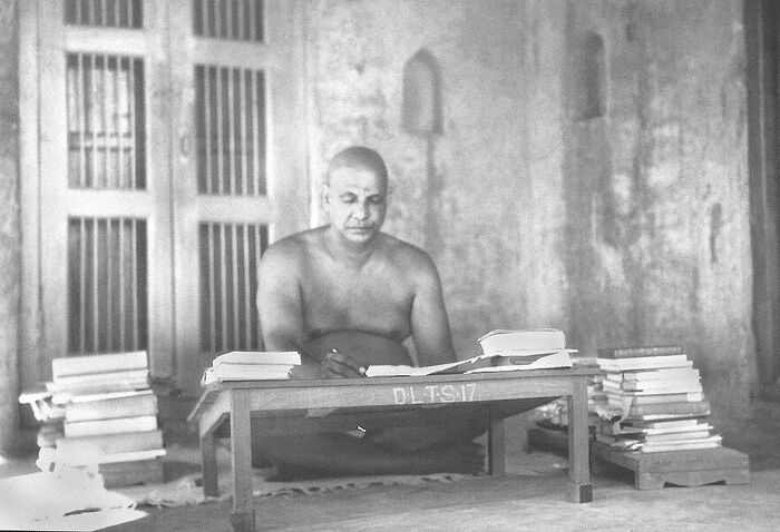 Swami Sivananda bei seiner schriftstellerischen Arbeit – Wissen weiterzugeben war ein wesentlicher Teil seines Wirkens.