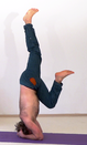 Padakunchanasana in Shirshasana, Kopfstand mit einem gebeugten Knie